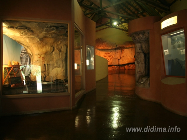 Museum exhibits exploring San culture and Drakensberg rock art at Didima Camp